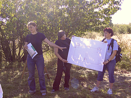 B&auml;rbel explains the drawing Marlene and Tara hold up.